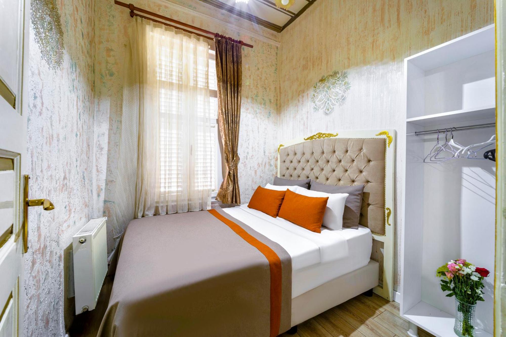 Alhambra Aparthotel 3*